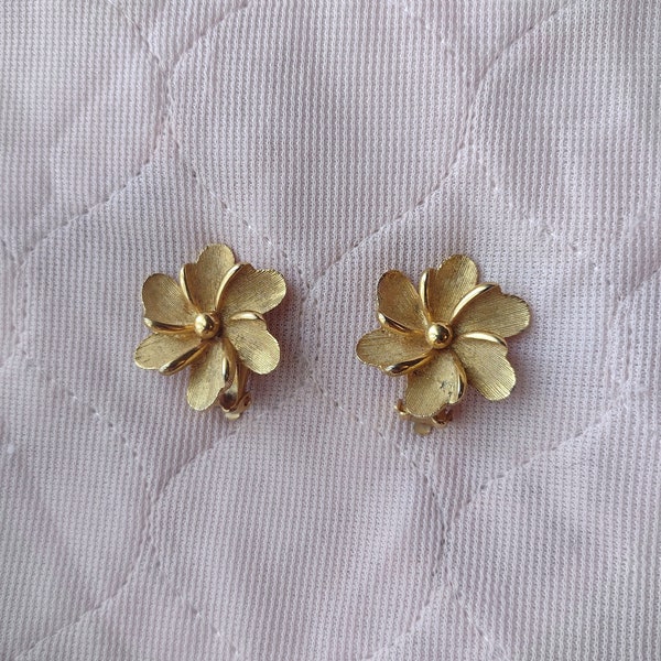 Gold Tone Flower Clip Ons Signed Kramer 60s Earrings 50s Designer Jewelry Large Elegant Floral Grandma Grandmacore Formal Fancy Gift Evening