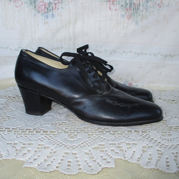 Black Leather Lace Up Cutout Front Oxfords 70s 80s does 30s 40s Style Shoes 2 3/8 inch Heels Witchy Vintage Goth Retro Stitching 10 Narrow