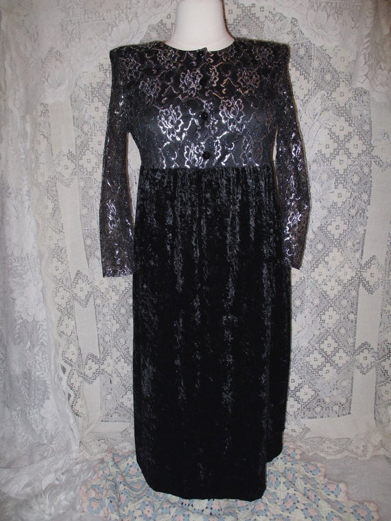 Size 14 90s Silver Floral Lace & Black Crushed Vel