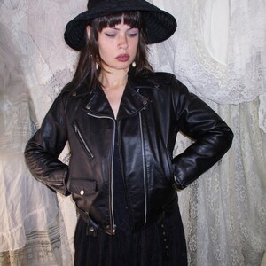 Black Leather Cropped Motorcycle Jacket Quilted Lining Missing Buckle Classic Thick Moto Coat Some Distress and Wear Trad Goth Punk Rocker afbeelding 3