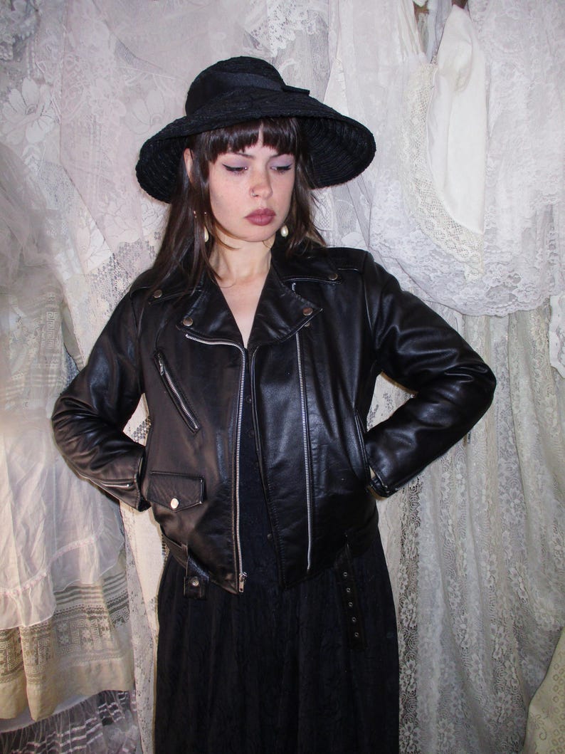 Black Leather Cropped Motorcycle Jacket Quilted Lining Missing Buckle Classic Thick Moto Coat Some Distress and Wear Trad Goth Punk Rocker afbeelding 3
