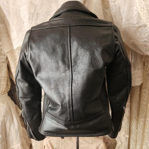 Black Leather Cropped Motorcycle Jacket Quilted Lining Missing Buckle Classic Thick Moto Coat Some Distress and Wear Trad Goth Punk Rocker afbeelding 6