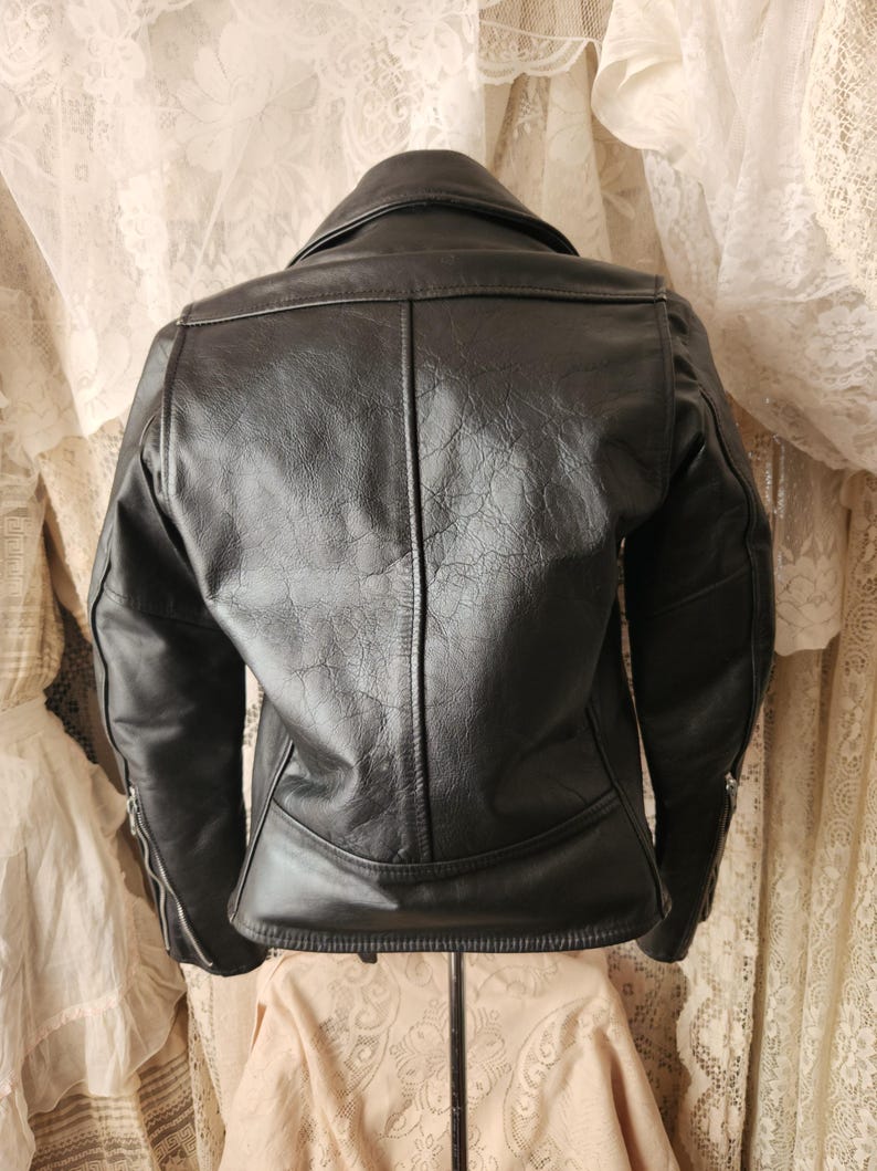 Black Leather Cropped Motorcycle Jacket Quilted Lining Missing Buckle Classic Thick Moto Coat Some Distress and Wear Trad Goth Punk Rocker afbeelding 6