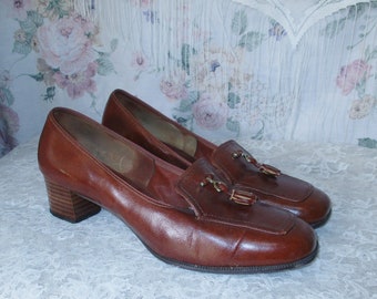 70s Tobacco Brown Heeled Loafers Block Heel Square Tassel Toe Mod Retro Pumps 1970s 80s Preppy Hippy Professional Groovy Granny Shoes 9 1/2