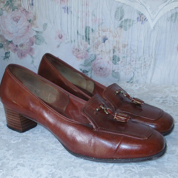 70s Tobacco Brown Heeled Loafers Block Heel Square Tassel Toe Mod Retro Pumps 1970s 80s Preppy Hippy Professional Groovy Granny Shoes 9 1/2