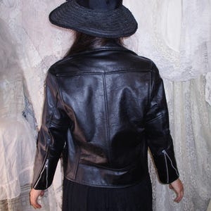 Black Leather Cropped Motorcycle Jacket Quilted Lining Missing Buckle Classic Thick Moto Coat Some Distress and Wear Trad Goth Punk Rocker afbeelding 4