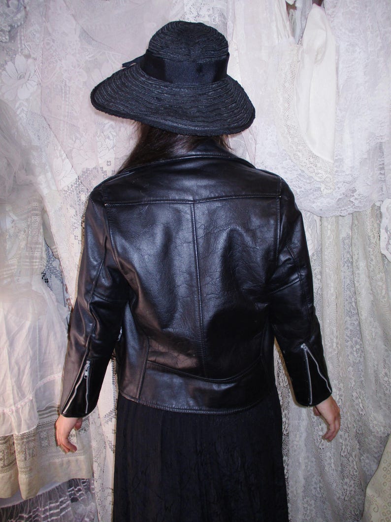 Black Leather Cropped Motorcycle Jacket Quilted Lining Missing Buckle Classic Thick Moto Coat Some Distress and Wear Trad Goth Punk Rocker afbeelding 4