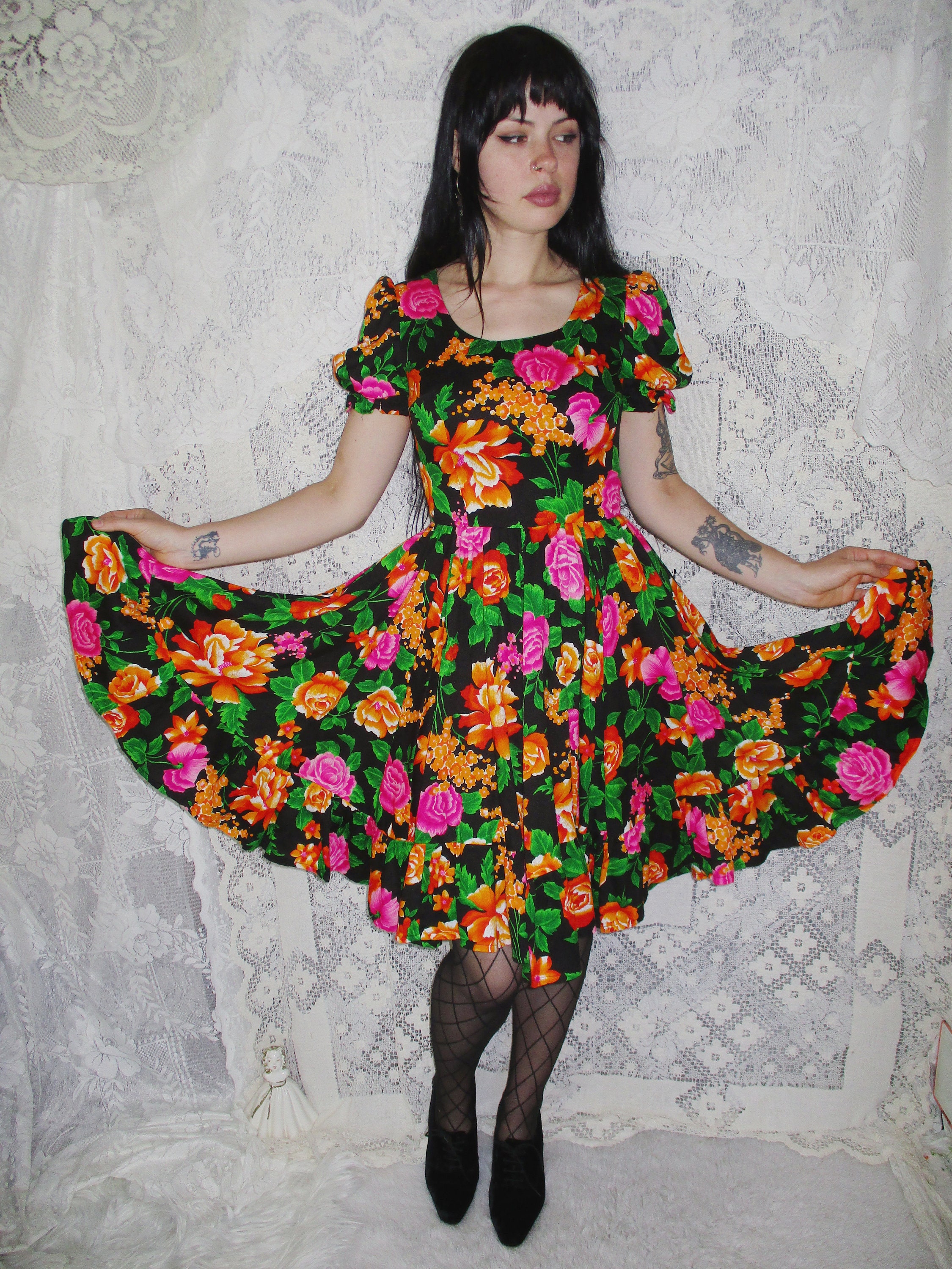 Vintage Floral Prairie Dress: 70s Style, Puff Sleeves, Ruffle Hem
