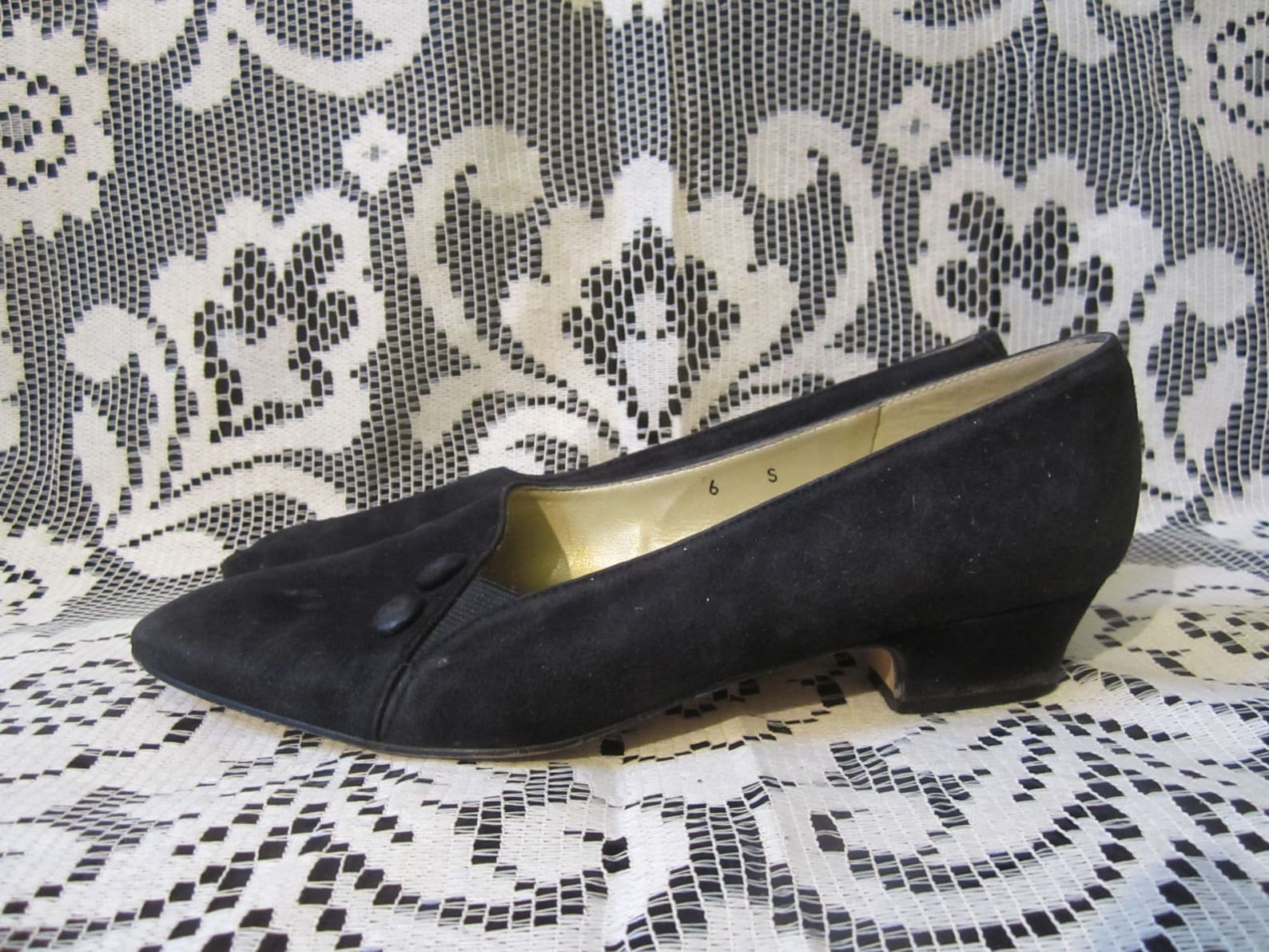 pointy black ballet flats kitten low heel suede side button 80s goth punk strega witchy pointed shoe 90s heel victorian boho bal