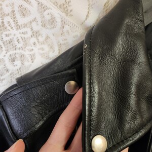 Black Leather Cropped Motorcycle Jacket Quilted Lining Missing Buckle Classic Thick Moto Coat Some Distress and Wear Trad Goth Punk Rocker afbeelding 13