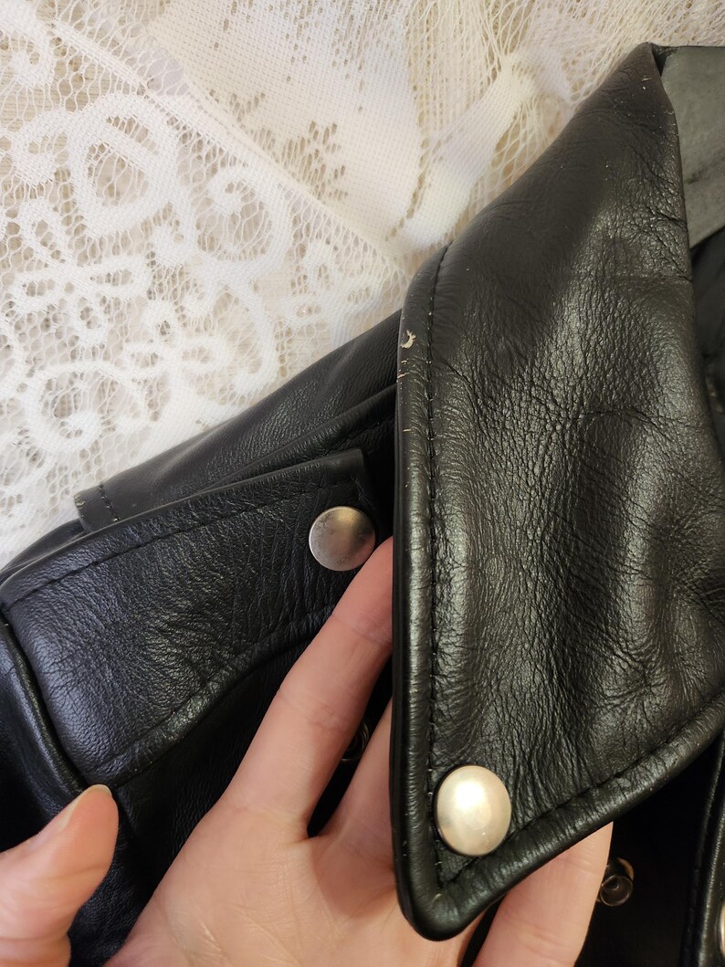Black Leather Cropped Motorcycle Jacket Quilted Lining Missing Buckle Classic Thick Moto Coat Some Distress and Wear Trad Goth Punk Rocker afbeelding 13