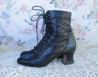 90s Victorian Goth Lace Up Boots Black Leather Stuart Weitzman Brogue Witch Granny Punk Curved French Stacked Heel Pointed Toe Prairie 39