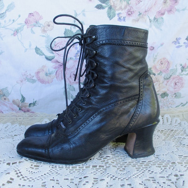 90s Victorian Goth Lace Up Boots Black Leather Stuart Weitzman Brogue Witch Granny Punk Curved French Stacked Heel Pointed Toe Prairie 39