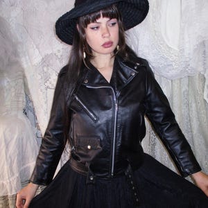 Black Leather Cropped Motorcycle Jacket Quilted Lining Missing Buckle Classic Thick Moto Coat Some Distress and Wear Trad Goth Punk Rocker afbeelding 2