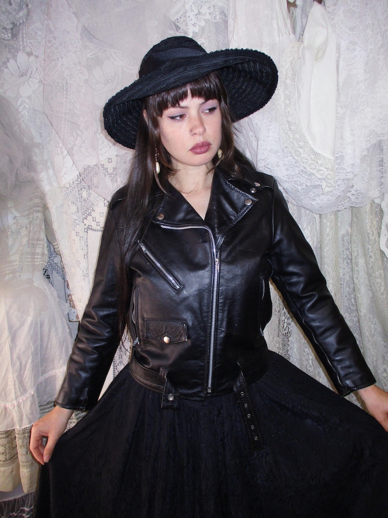 Black Leather Cropped Motorcycle Jacket Quilted Lining Missing Buckle Classic Thick Moto Coat Some Distress and Wear Trad Goth Punk Rocker afbeelding 2