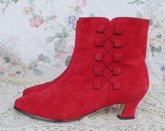 80s Red Suede Victorian Witch Ankle Boots Goth New Wave Punk Gloria Vanderbilt Buttons Pointy Toe Curved French Heel 90s Prairie Booties 8.5