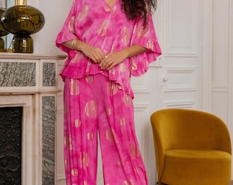 Mooi, gecoördineerd wijd uitlopend broekpak, V-hals met gouden kwastje, bruiloften, feesten, verjaardagen. Verkrijgbaar in grijs, paars of roze