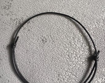 Enkelbandje met zwarte draad, zomerstrand. Lichtgewicht verstelbare enkelband