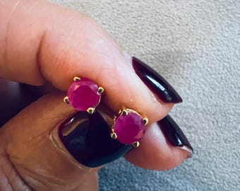 Puces d'oreilles rubis naturel en argent sterling | Boucles d'oreilles avec pierre de naissance de juillet | Studs minimalistes en pierres précieuses rouges | Cadeau pour elle | Fait main
