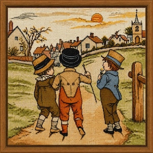 Op de afbeelding: Een ingelijste kruissteekborduurwerk met drie figuren in historische kleding die over een zandpad naar een dorp met een kerk lopen. De scène toont een zonsondergang, groene velden en huizen, uitgevoerd in gedetailleerd borduurwerk.