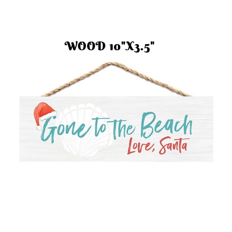 Może przedstawiać: Drewniany znak o wymiarach 25,4 cm x 8,9 cm, z wieszakiem ze sznurka. Znak głosi "Gone to the Beach Love, Santa" w turkusowych i czerwonych literach, z czapką Świętego Mikołaja i muszlą.