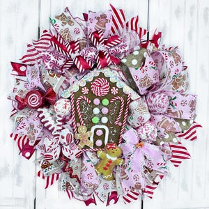 Gingerbread House Candy Christmas Wreath, Handmade Christmas Treats, Gingerbread House Decorations, Peppermint Sweet Treats