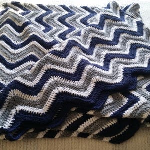 Gehäkelte Decke für Erwachsene in Yankee&#39;s Colors, Unisex-Decke für Erwachsene, Blau, Weiß und Grau. Doppel-Größen-Decke. Versandfertig. Kostenloser Versand.