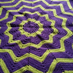 Cobertor de bebê de crochê, cores Barney, roxo e verde, cobertor unissex para bebê, cobertor teia de aranha para bebê, inauguração de casa. Pronto para envio.
