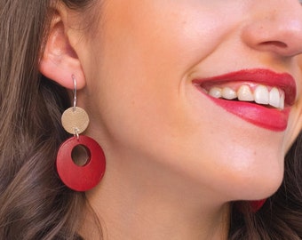 Leder und Holz Kreis Ohrringe, Rot Minimalist Ohrringe, Baumeln runde Ohrringe, Super Leichte und nicht allergisch Ohrringe, Handmade.