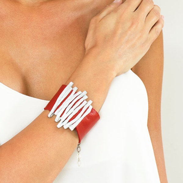 Statement Rot Gewickeltes Armband, Silber Armband, Lederarmband für Frauen, breiter roter Leder armreif, Damen Lederarmband mit Draht.