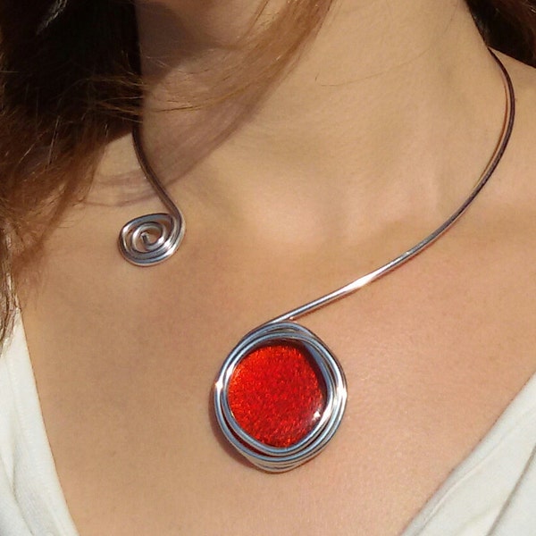 collar ajustable, colgante de plata, ideal para eventos, piedra de cristal roja,  diseño exclusivo.