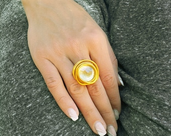 Bague en or unique, bague en pierre, bague réglable, bague de déclaration, bague légère, bague femme, bague lavable, bague élégante, bague enveloppante, charme.