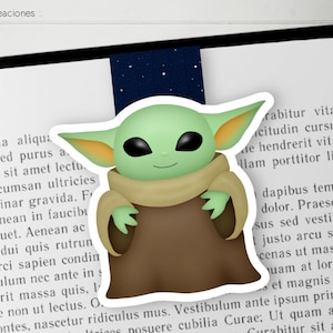 Può includere: Un personaggio dei cartoni animati verde e marrone con occhi grandi e una piccola bocca. Il personaggio indossa una tunica marrone e ha grandi orecchie. Il personaggio è un adesivo.