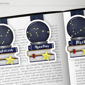 Könnte beinhalten: Drei farbenfrohe Lesezeichen mit einem Stapel Bücher, auf dem sich eine Glaskugel befindet. Jede Kugel enthält ein anderes Sternbild: Steinbock, Wassermann und Fische. Die Sternbilder sind mit goldenen Sternen auf einem dunkelblauen Hintergrund umrandet. Jedes Lesezeichen hat unten einen gelben Stern mit einem lächelnden Gesicht.