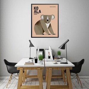 K&ouml;nnte beinhalten: Ein gerahmter Kunstdruck mit einer stilisierten Illustration eines Koala-B&auml;ren. Der Koala ist in Braun- und Graut&ouml;nen vor einem pfirsichfarbenen Hintergrund dargestellt. Der Druck enth&auml;lt das Wort "KOALA" und den wissenschaftlichen Namen "Phascolarctos cinereus".
