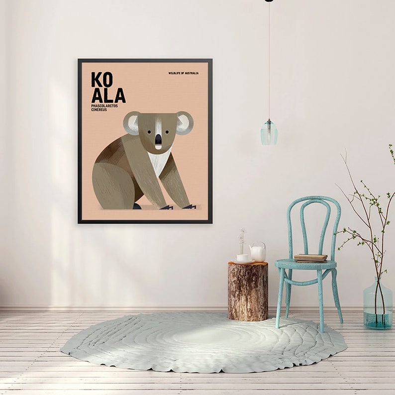 K&ouml;nnte beinhalten: Gerahmter Kunstdruck mit einer stilisierten Illustration eines Koalas. Der Druck hat einen pfirsichfarbenen Hintergrund mit dem Wort "KOALA" in schwarzer Schrift. Der Koala ist in Braun- und Graut&ouml;nen dargestellt, mit wissenschaftlichem Namen.