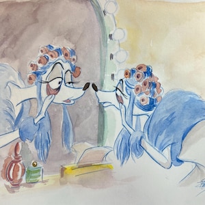 Op de afbeelding: Een aquarelillustratie van twee cartoonhonden met blauw haar en bloemenhoofdbanden die elkaar in een spiegel aankijken. Een hond is make-up aan het aanbrengen.
