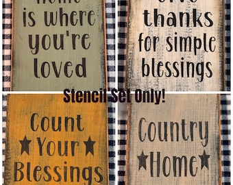Puede incluir: Conjunto de cuatro letreros de madera con refranes de estilo farmhouse. Los letreros presentan las frases "Home is where you're loved", "Give thanks for simple blessings", "Count your blessings", y "Country Home".