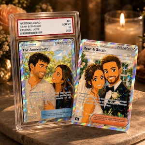 Könnte beinhalten: Zwei personalisierte Sammelkarten mit illustrierten Paaren in holografischer Optik. Eine Karte befindet sich in einer transparenten Schutzhülle mit einem Etikett, das Wedding Card, Ryan & Sarlah, Eternal Love, #01, GEM MT 10, 2026 beschriftet ist.
