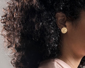 Silber Münze Ohrringe - Silber Kugel Ohrstecker - Große Runde Ohrstecker - Strukturierte Münze Ohrstecker - Vergoldete Plättchen Ohrringe - Große Ohrstecker