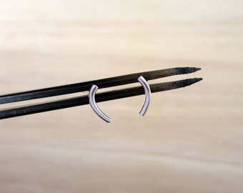 Einzelne Kurve Ohrring - Silber Linie Ohrstecker - übereinstimmende Ohrstecker - kleine gebogene Linie Ohrringe - minimale Ohrringe - kleine übereinstimmende Ohrstecker