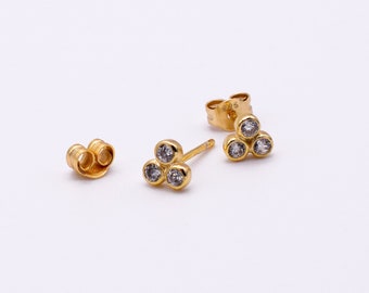 3 CZ Ohrringe - Klee Ohrstecker - Silber Zirkonia Ohrringe - minimale Ohrringe - kleine Ohrringe - zweites Loch - kleine Dreieck Ohrringe - weiß CZ