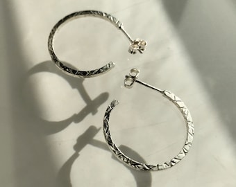 Silber Creolen - Goldene Creolen - Quadratische Creolen - Minimale Ohrringe - Sterling Silber Creolen - Strukturierte Creolen