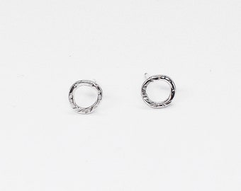 Boucles d’oreilles en argent minimal - Boucles d’oreilles Tiny Stud - Boucles d’oreilles Circle - Boucles d’oreilles texturées - Boucles d’oreilles Golden Stud - Boucles d’oreilles délicates - Clous de tous les jours