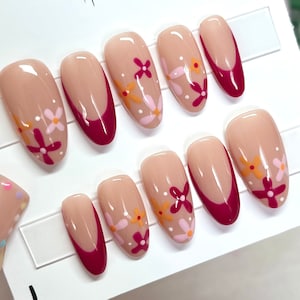 Pontas francesas rosa escuro, unhas florais, arte em unhas com flores. Imprensa floral nas unhas. Unhas com ponta francesa