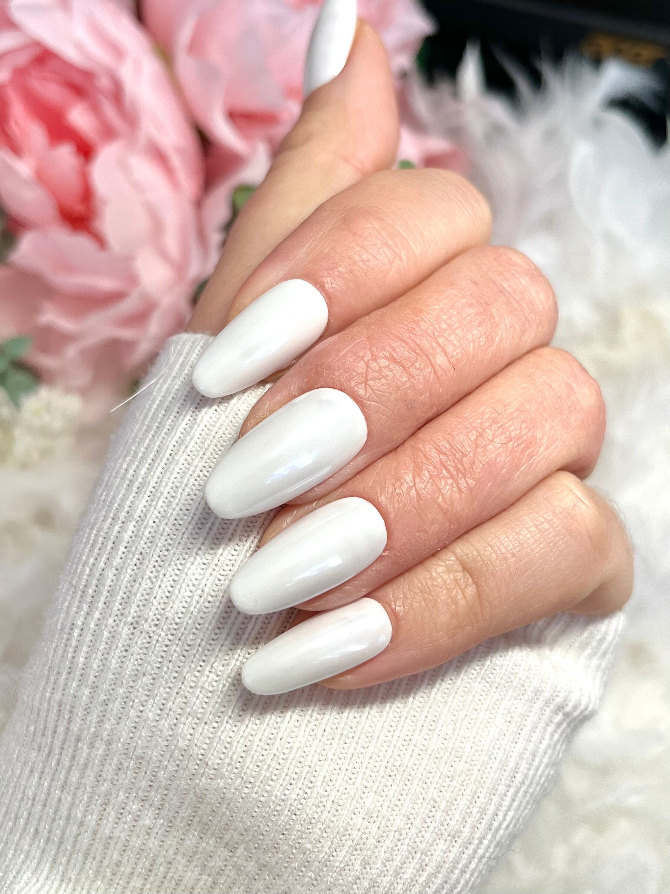 How to Pull off Winter White Nail Polish: Pro Manicurists Share Their Tips  | Vogue