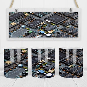 Op de afbeelding: Drie witte keramische mokken met een ontwerp van een printplaat. De printplaat is een close-up van een bedrukte printplaat met verschillende elektronische componenten, waaronder weerstanden, condensatoren en geïntegreerde schakelingen. Het ontwerp is in tinten blauw, groen, zwart en bruin.