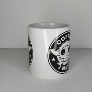 Pu&ograve; includere: Tazza in ceramica bianca con una grafica in bianco e nero di un personaggio dei cartoni animati con il testo "COFFEE I NEED" in un cerchio.