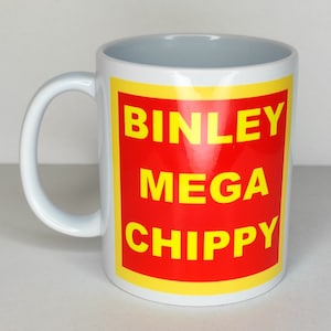 Puede incluir: Taza de cerámica blanca con un gran rectángulo rojo con las palabras "BINLEY MEGA CHIPPY" en amarillo. La taza tiene un asa blanca y un interior azul claro.
