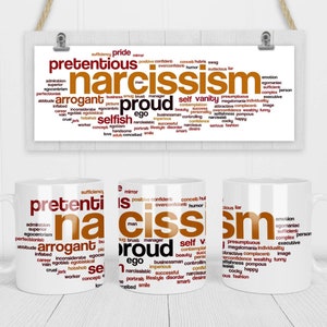 Puede incluir: Dos tazas de café blancas con un diseño de nube de palabras. La nube de palabras está en texto marrón y rojo y presenta la palabra "narcisismo" en el centro. Las tazas están sobre una superficie de madera.